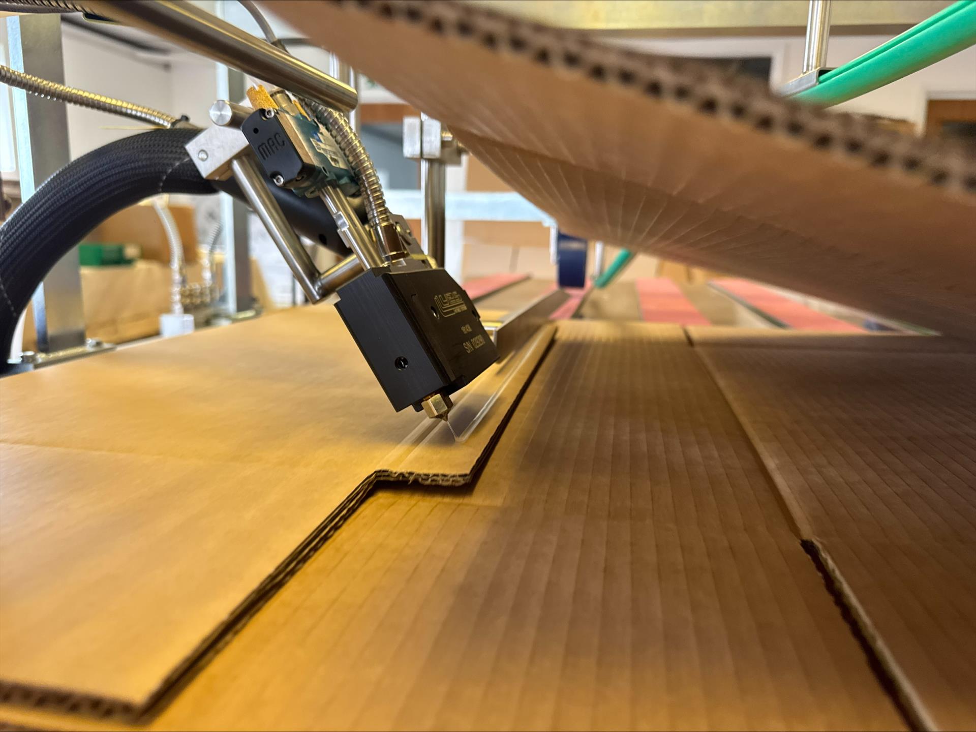 Precise glue bead application to box side seam