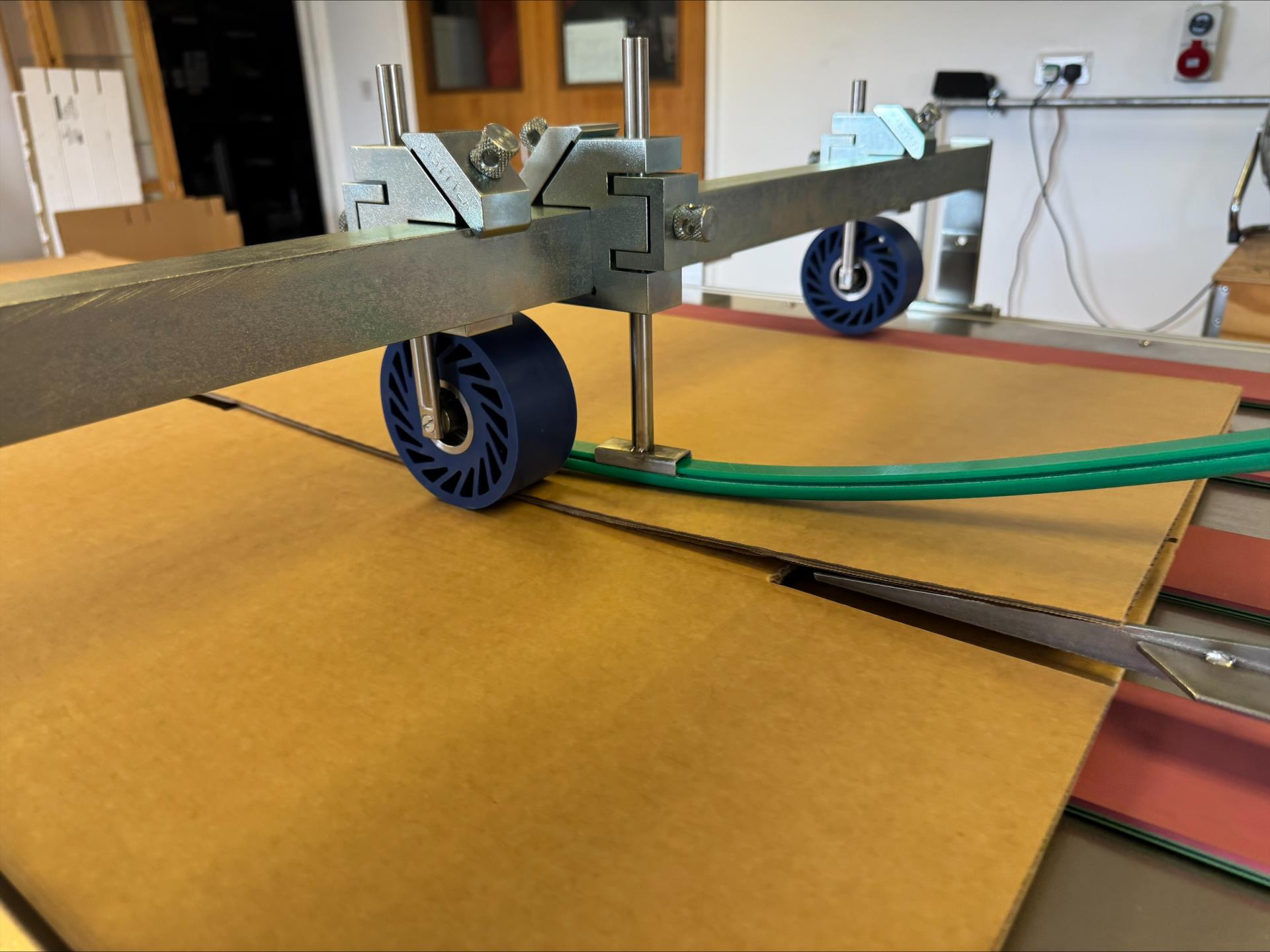 Side seam flap automatically folded and sealed 