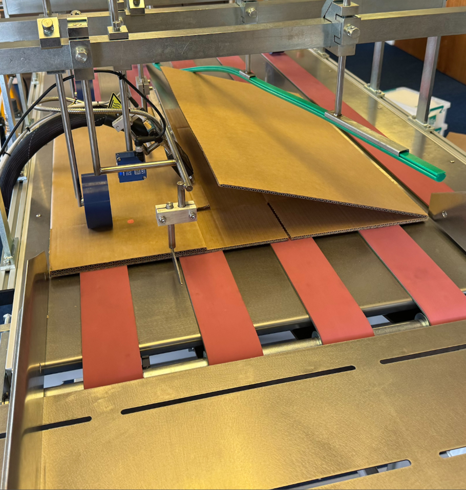 Box automatically transports through the side seam gluer 