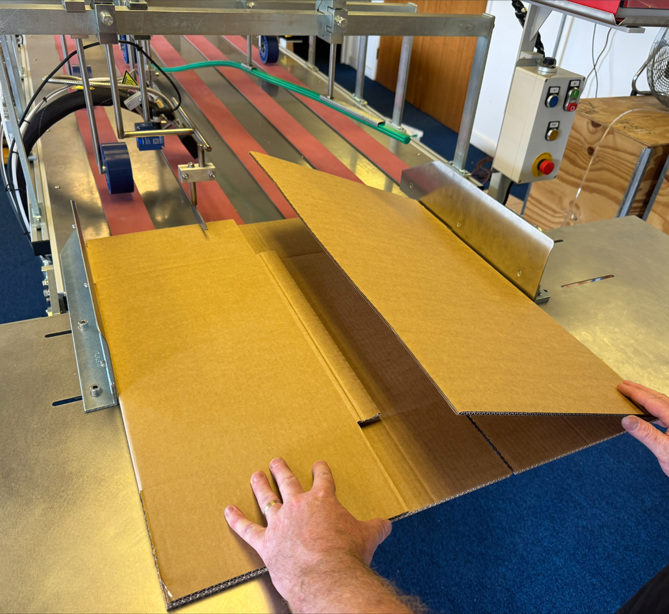 Box inset by hand into side seam gluer